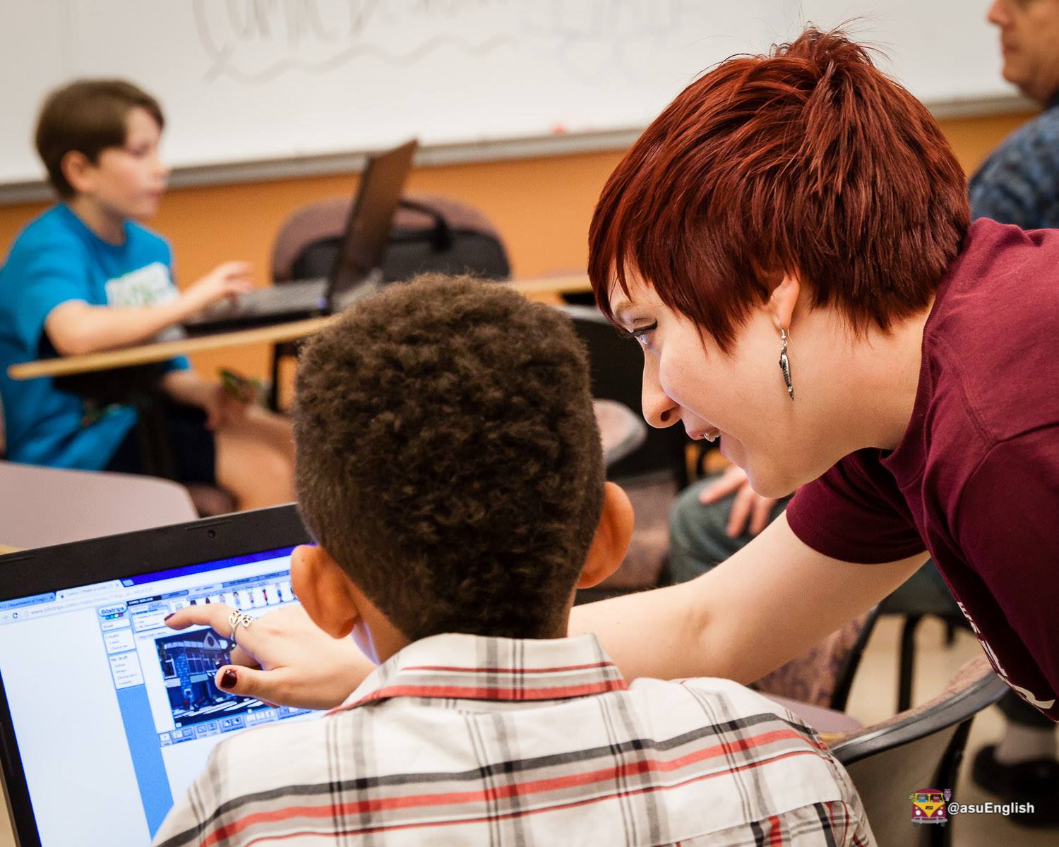 Helping a student storyboard a digital comic at a university outreach event in 2016. Photo by Bruce Matsunaga.